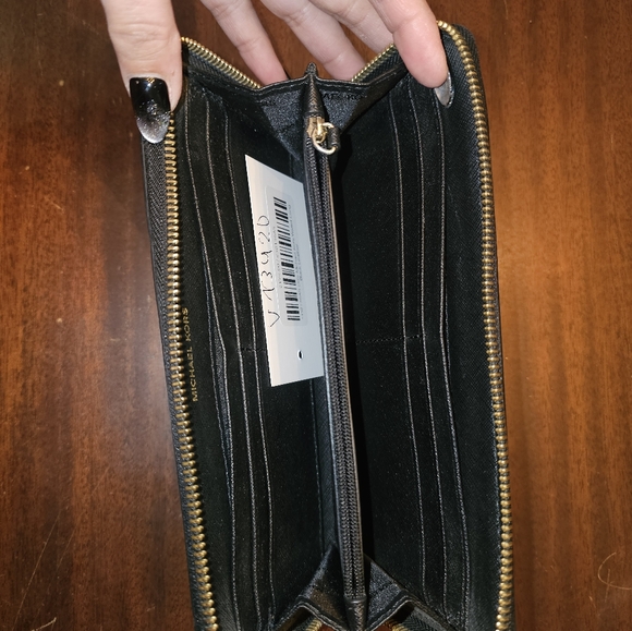 Michael Kors Wallet in black zippy wallet - Picture 5 of 9